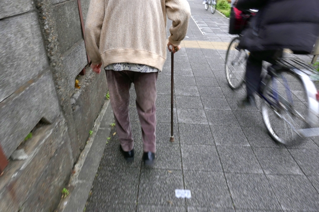 913
