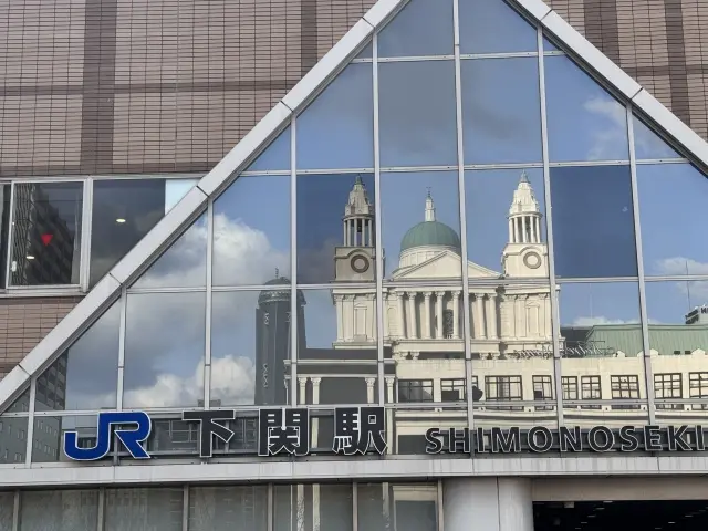 下関駅から唐戸市場へ向かう路線バスのイメージと、市場で提供される新鮮なふぐの寿司や海鮮丼。