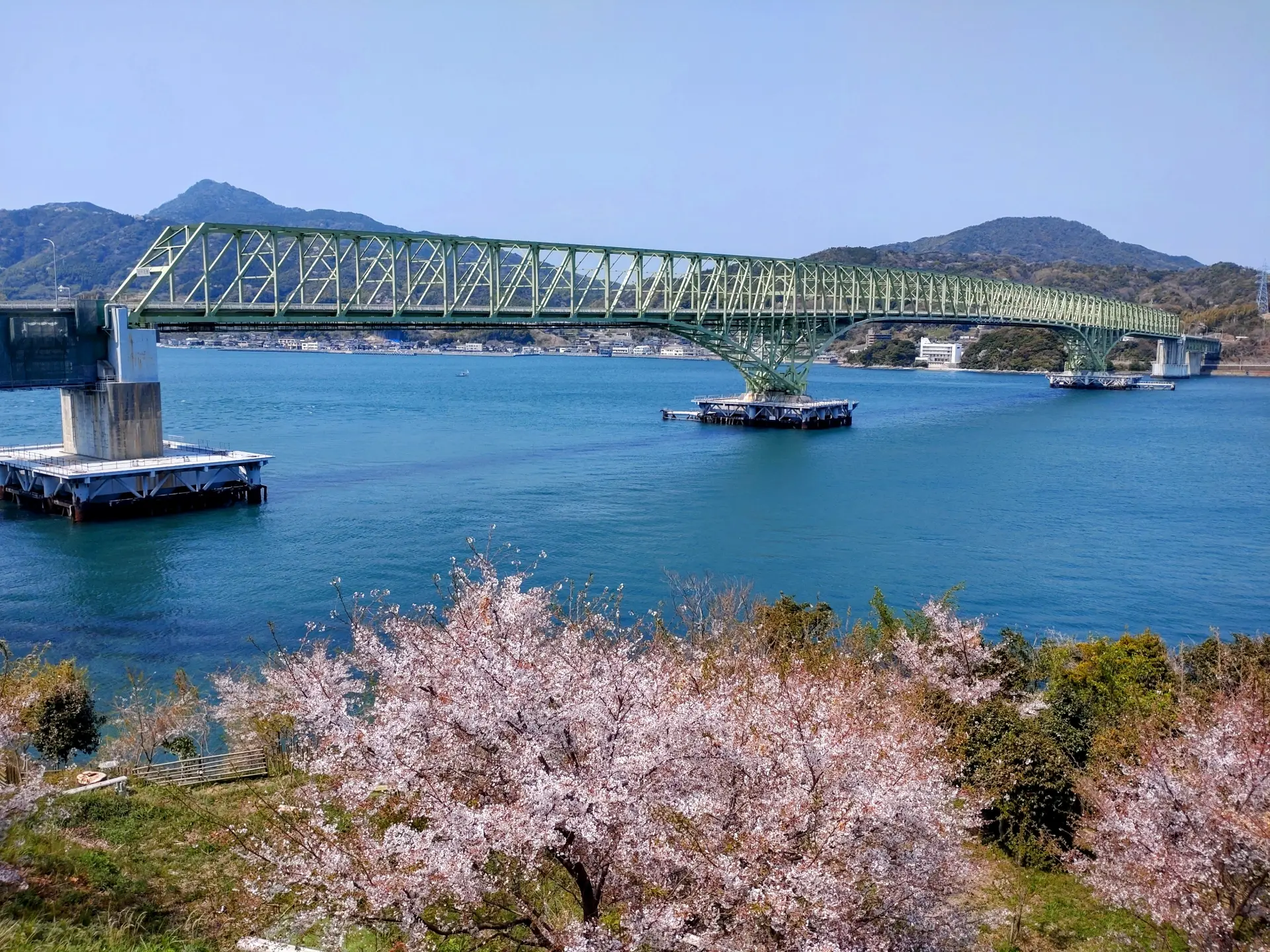 山口県の道の駅ランキングで紹介された、新鮮な魚介が盛り付けられたご当地グルメの海鮮丼と、青空の下広がる道の駅の全景。