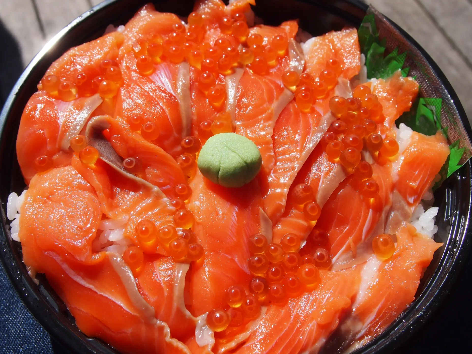 山口県の道の駅で提供される、新鮮な魚介が盛りだくさんの海鮮丼や定食。混雑していない平日のランチタイム。