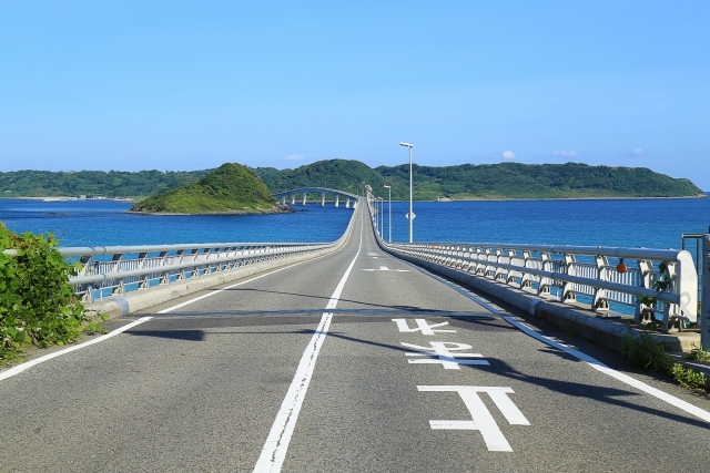 ドライブ中の安全運転を促す道路標識