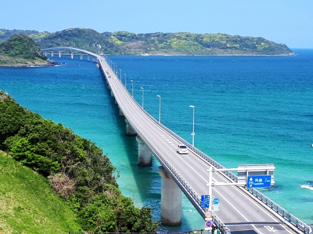 山口県日本海側の象徴、コバルトブルーの海にかかる角島大橋