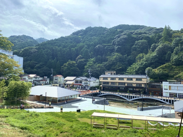 長門湯本温泉街を流れる音信川沿いに、和風の旅館やお店が立ち並んでいる。