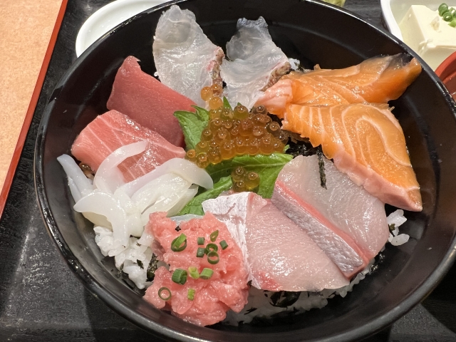 山口県日本海側の新鮮な海鮮丼