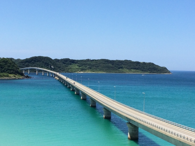 山口県の角島大橋とコバルトブルーの海