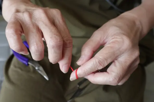 高齢者が楽しく指体操を行い、脳を活性化させている様子。