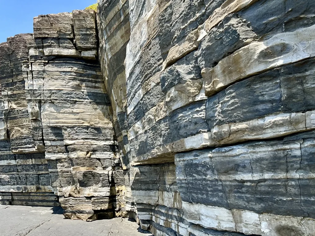 ホルンフェルスの岩場