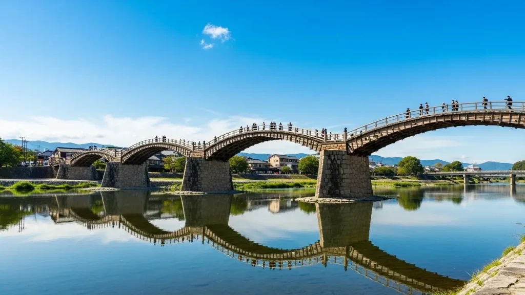 山口県岩国市の名勝、美しいアーチを描く錦帯橋