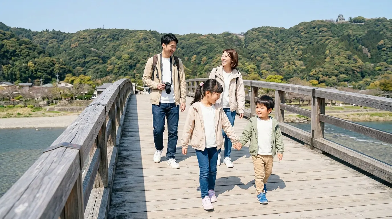 山口観光を楽しむ子供たちと家族