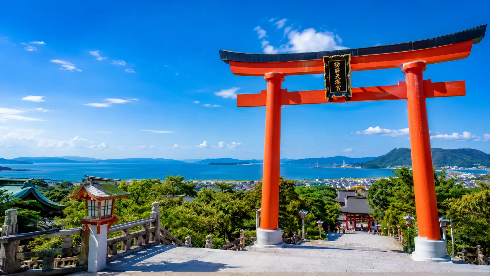 夏の青空に映える防府天満宮の朱色の鳥居と瀬戸内海の絶景